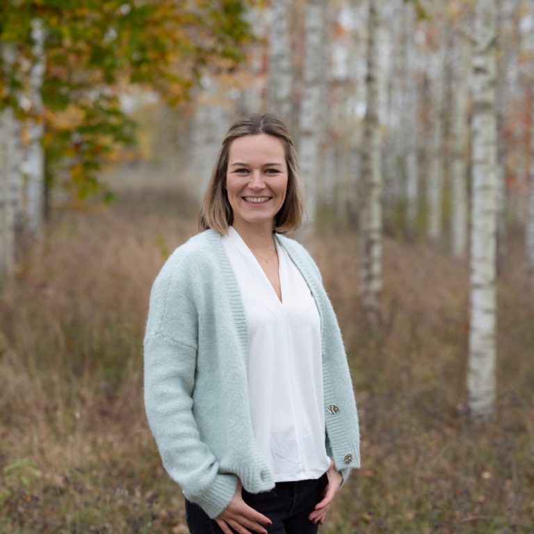 Sabrina Weidenbacher, systemische Therapeutin, im herbstlichen Birkenwald